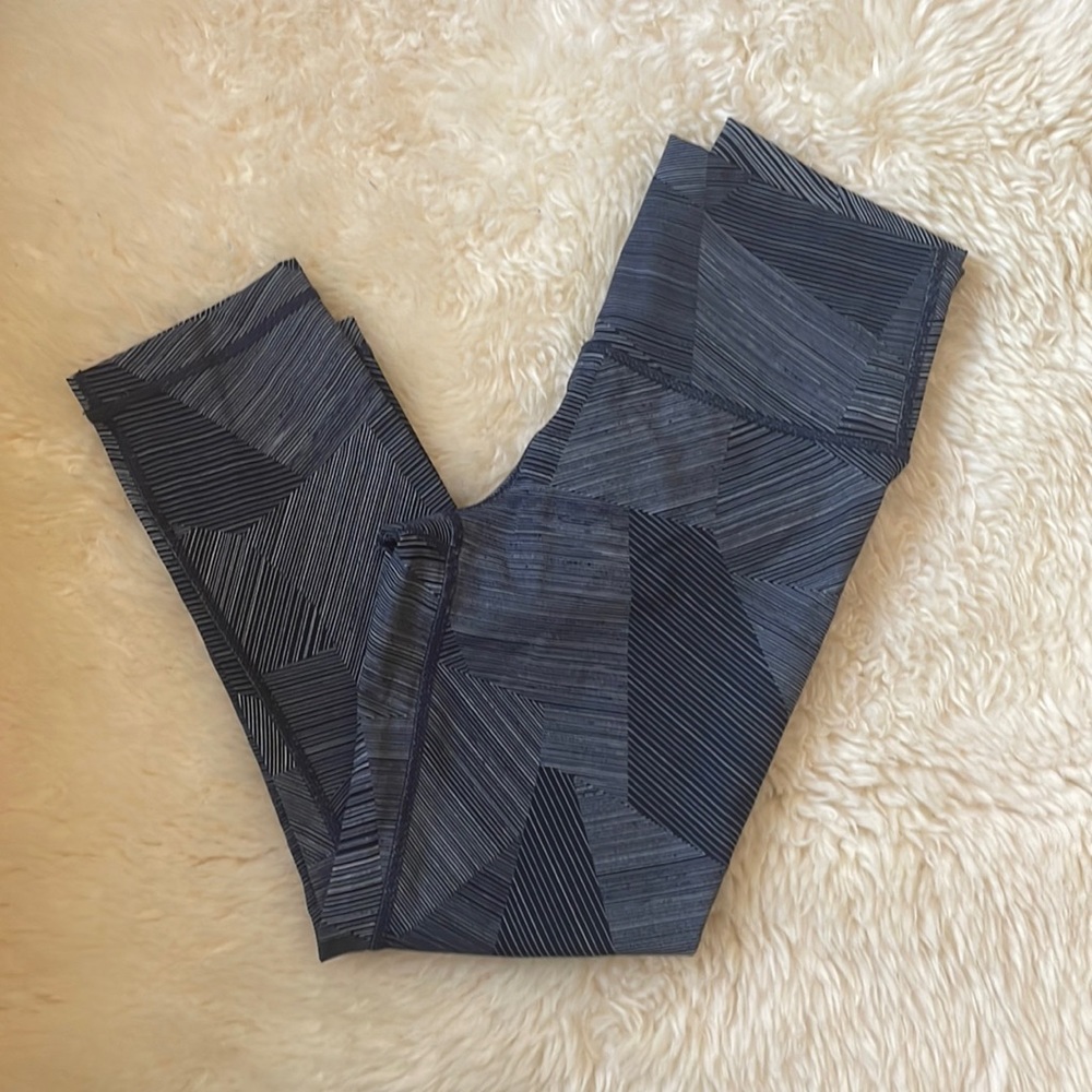 Lululemon blue/white stripped cropped leggings